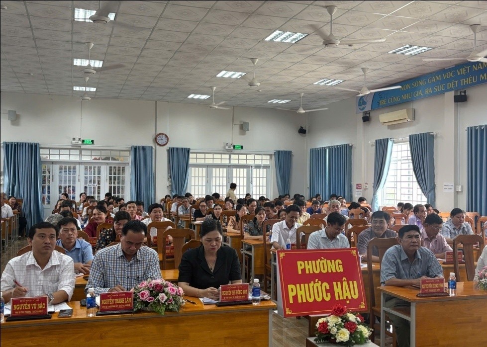 Đảng ủy phường Phước Hậu tổ chức điểm cầu tham dự Hội nghị trực tuyến tập huấn triển khai ứng dụng Sổ tay đảng viên điện tử.