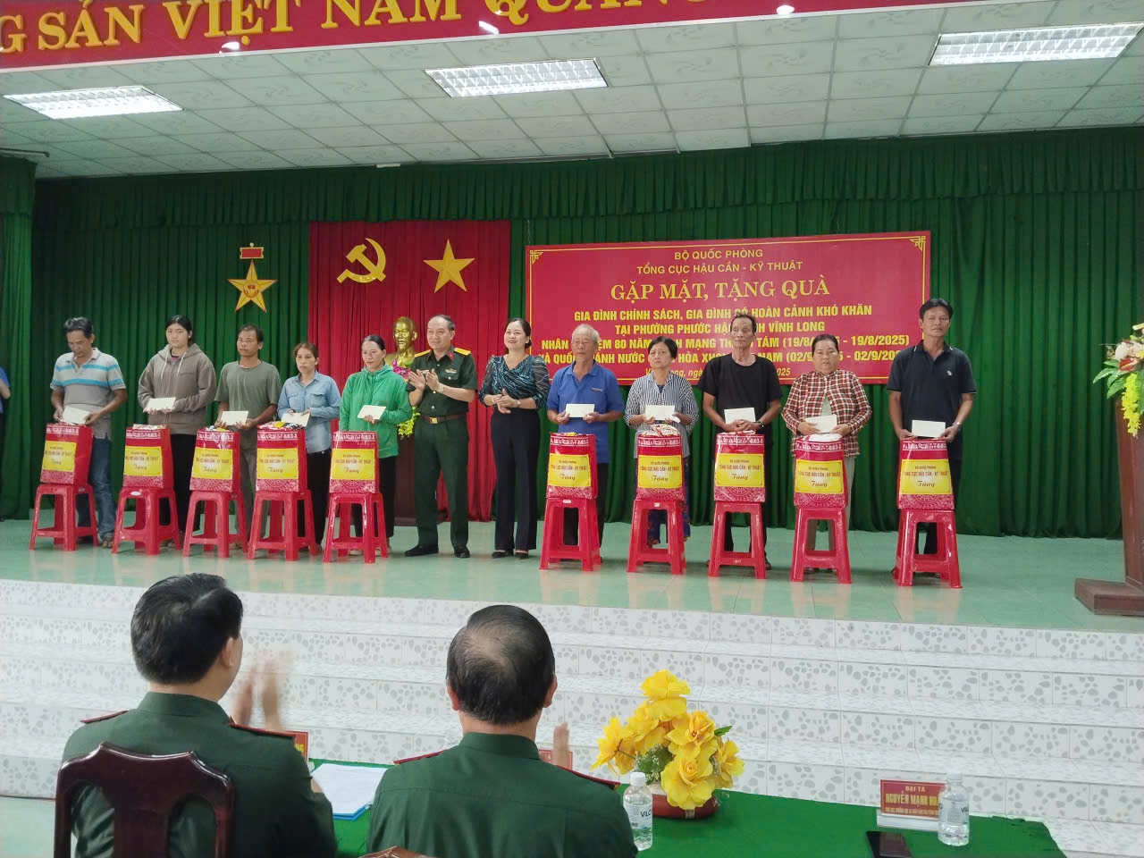 Tổng cục Hậu cần - Kỹ thuật tặng quà cho gia đình chính sách tại Phường Phước Hậu, tỉnh Vĩnh Long