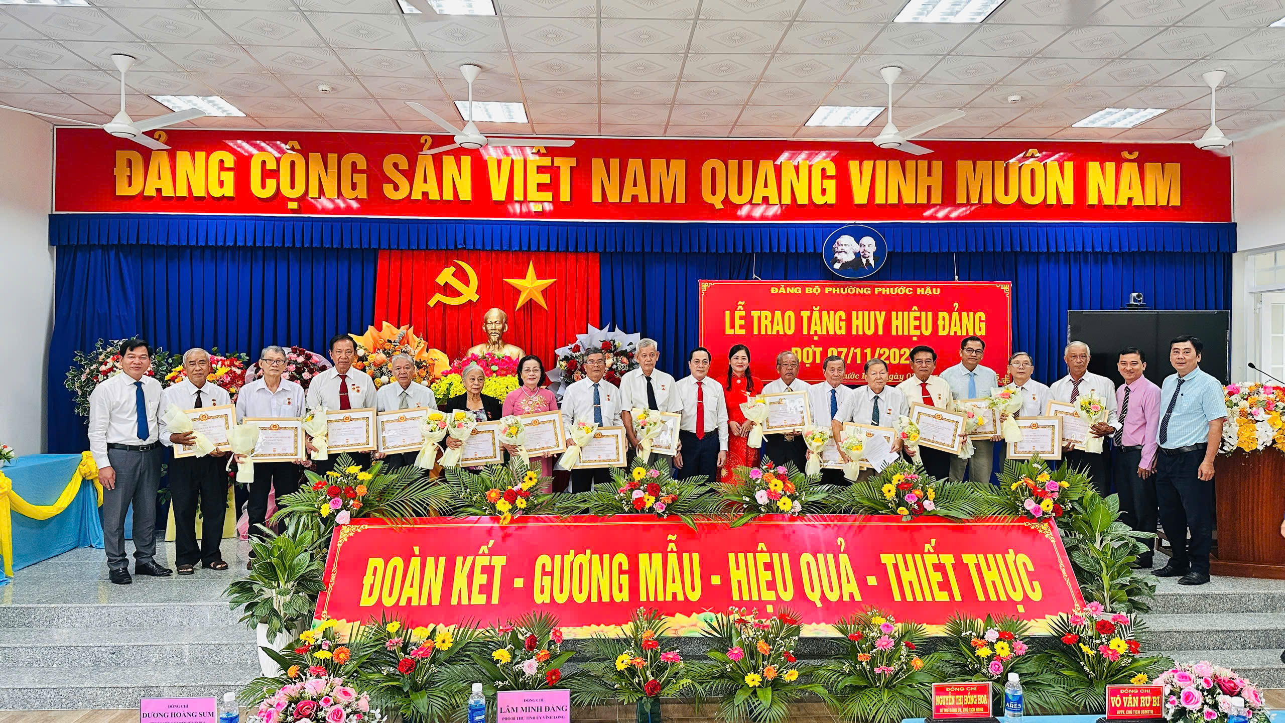 PHƯỜNG PHƯỚC HẬU TRAO TẶNG HUY HIỆU ĐẢNG ĐỢT 07/11/2025 CHO ĐẢNG VIÊN.