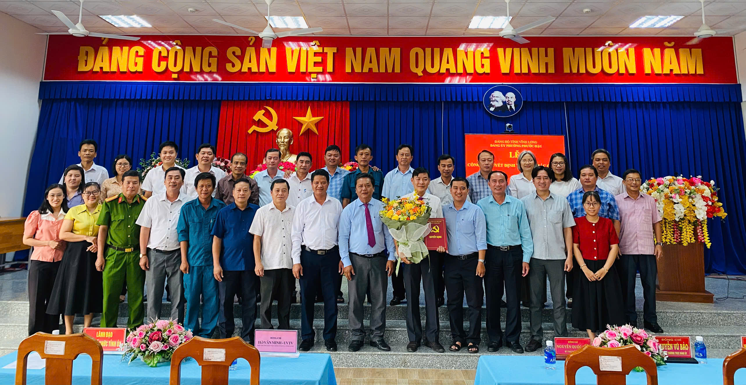 Đồng chí Nguyễn Quốc Duy, Phó Giám đốc Sở Xây dựng tỉnh Vĩnh Long giữ chức vụ Bí thư Đảng ủy, Chủ tịch Hội đồng nhân dân phường Phước Hậu.