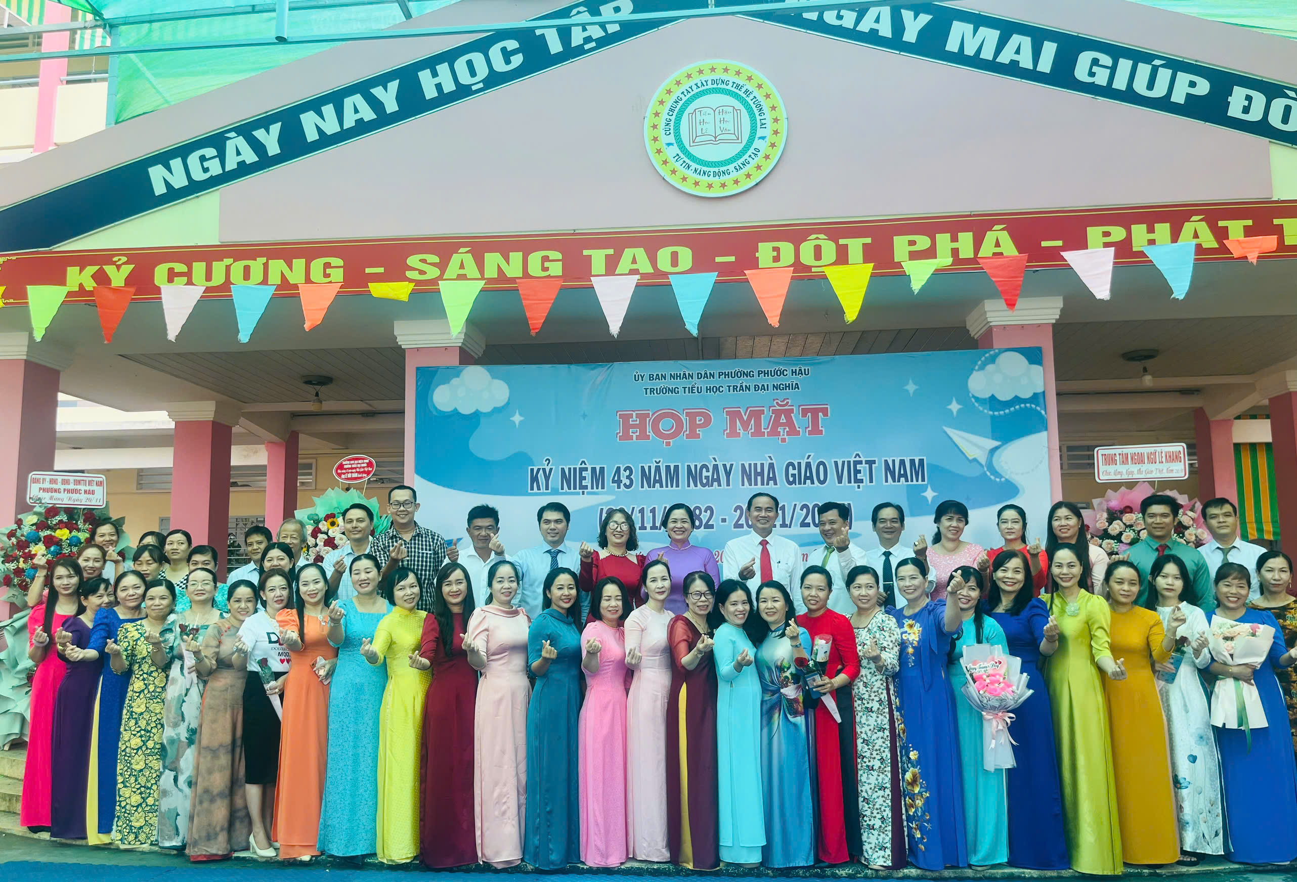 TRƯỜNG TIỂU HỌC TRẦN ĐẠI NGHĨA HỌP MẶT NGÀY NHÀ GIÁO VIỆT NAM.