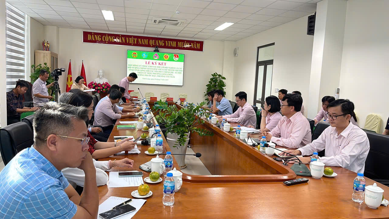 LỄ KÝ KẾT HỢP ĐỒNG ỦY THÁC CHO VAY ĐỐI VỚI HỘ NGHÈO
VÀ CÁC ĐỐI TƯỢNG CHÍNH SÁCH KHÁC GIỮA NGÂN HÀNG CHÍNH SÁCH XÃ HỘI TỈNH VĨNH LONG VỚI CÁC TỔ CHỨC CHÍNH TRỊ - XÃ HỘI TRÊN ĐỊA BÀN PHƯỜNG PHƯỚC HẬU, TỈNH VĨNH LONG