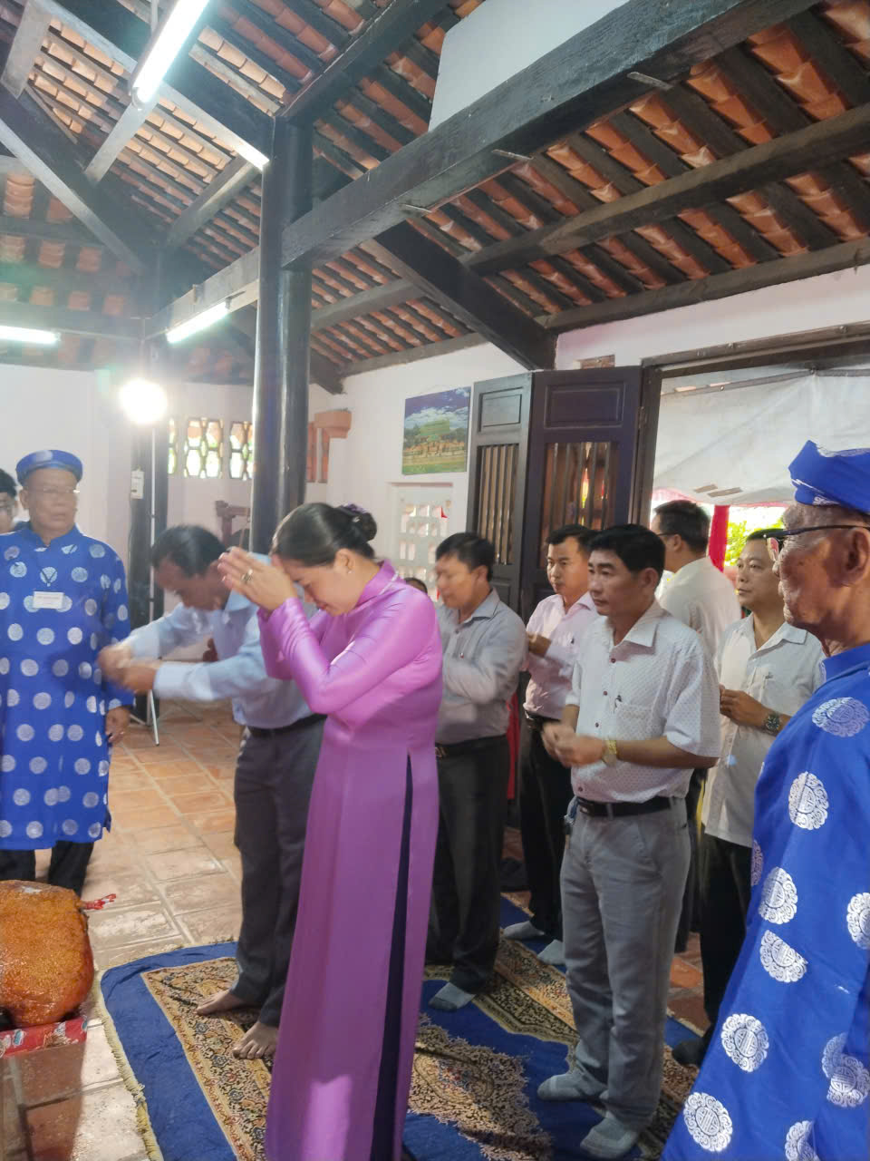 LÃNH ĐẠO PHƯỜNG THẮP HƯƠNG NHÂN KỶ NIỆM 80 NĂM CÁCH MẠNG THÁNG 8 VÀ QUỐC KHÁNH 2/9