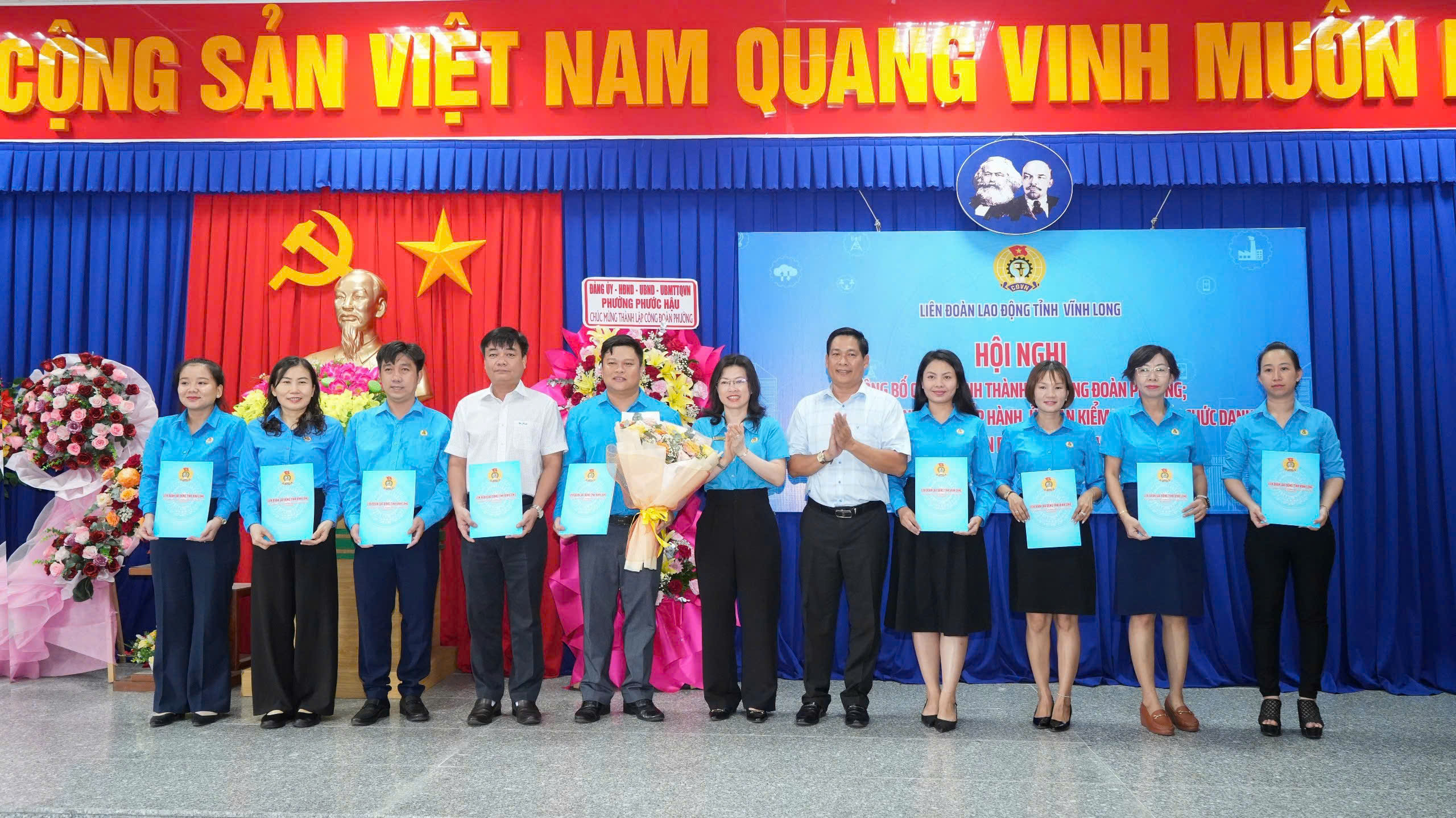LIÊN ĐOÀN LAO ĐỘNG TỈNH VĨNH LONG TỔ CHỨC HỘI NGHỊ CÔNG BỐ QUYẾT ĐỊNH THÀNH LẬP CÔNG ĐOÀN PHƯỜNG; QUYẾT ĐỊNH CHỈ ĐỊNH BCH, UBKT VÀ CÁC CHỨC DANH CÔNG ĐOÀN PHƯỜNG PHƯỚC HẬU.